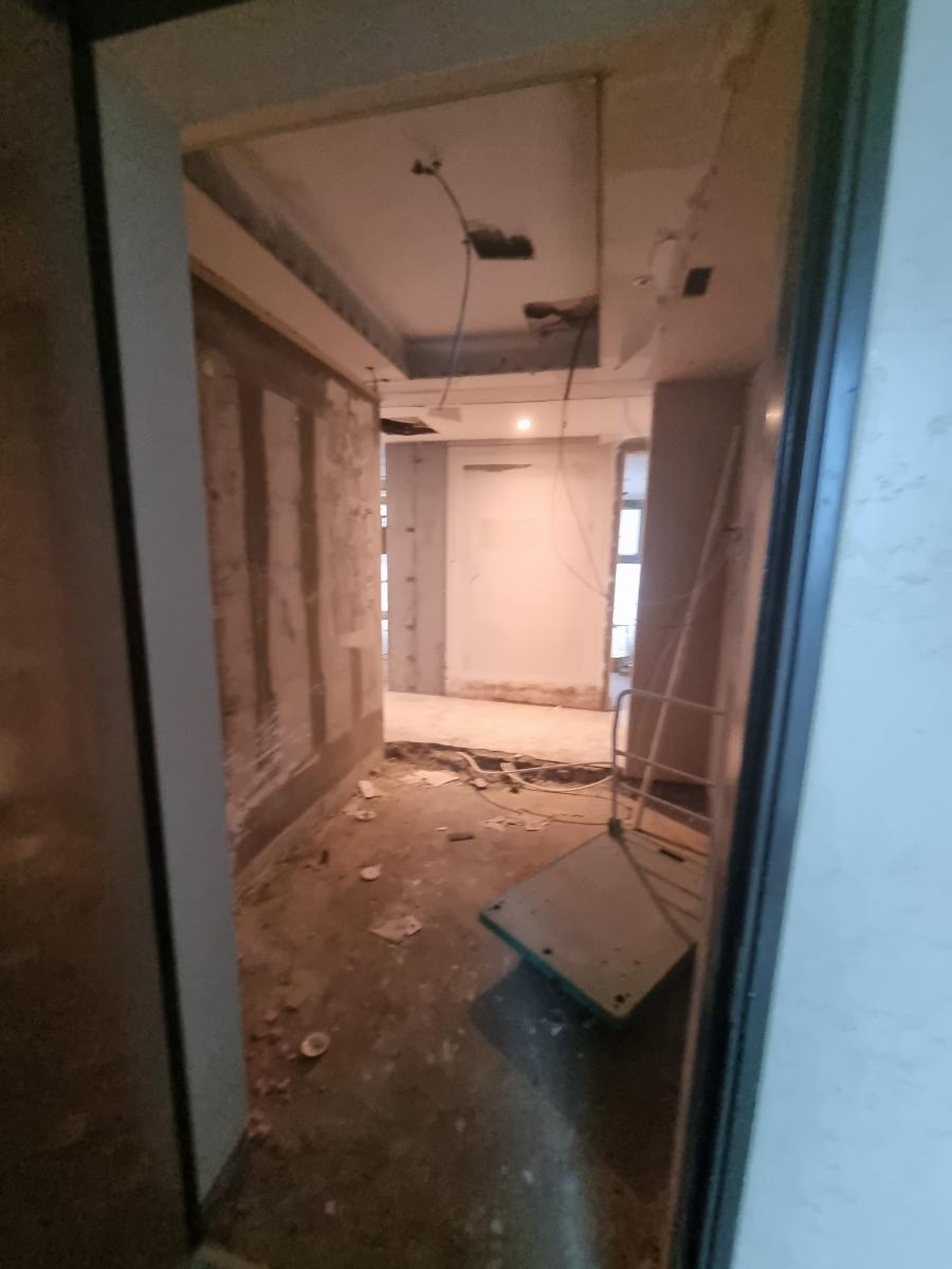 전선이 노출된 복도 천장과 공사 중인 바닥 상태