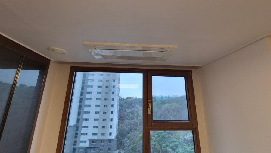 천장에 매립되어 완성된 최신형 에어컨의 모습