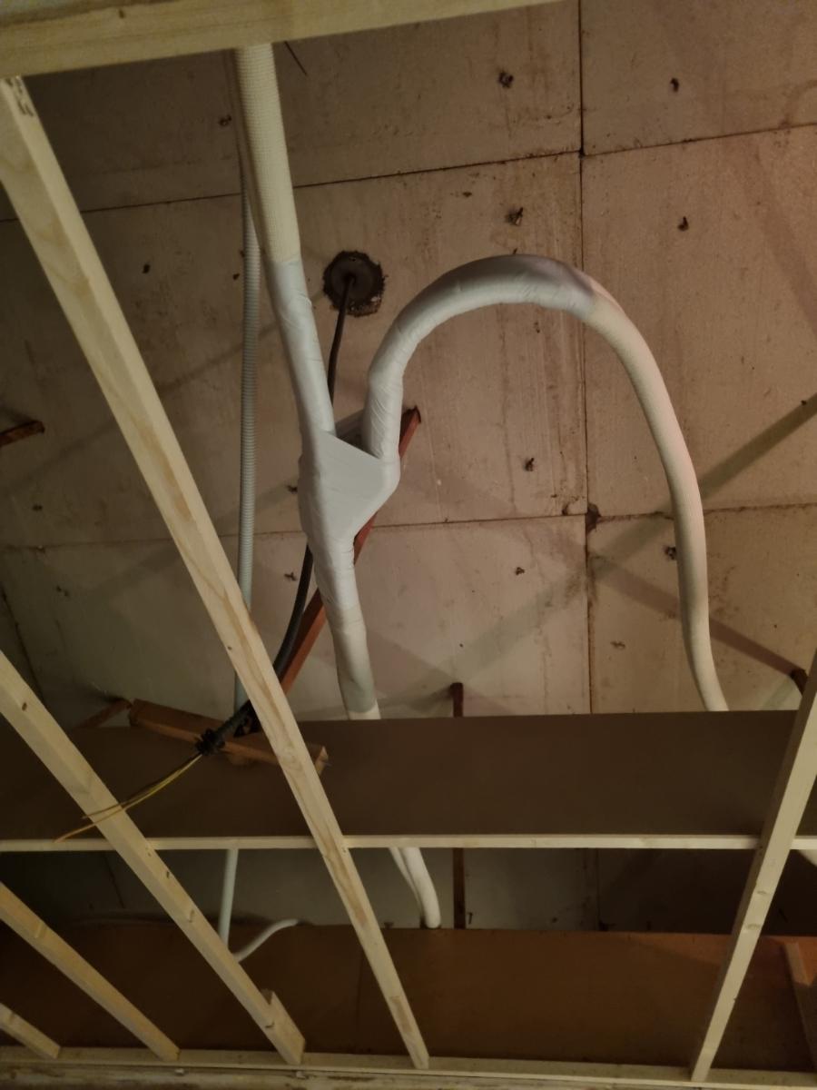 콘크리트 벽면에 고정된 백색 PVC 파이프