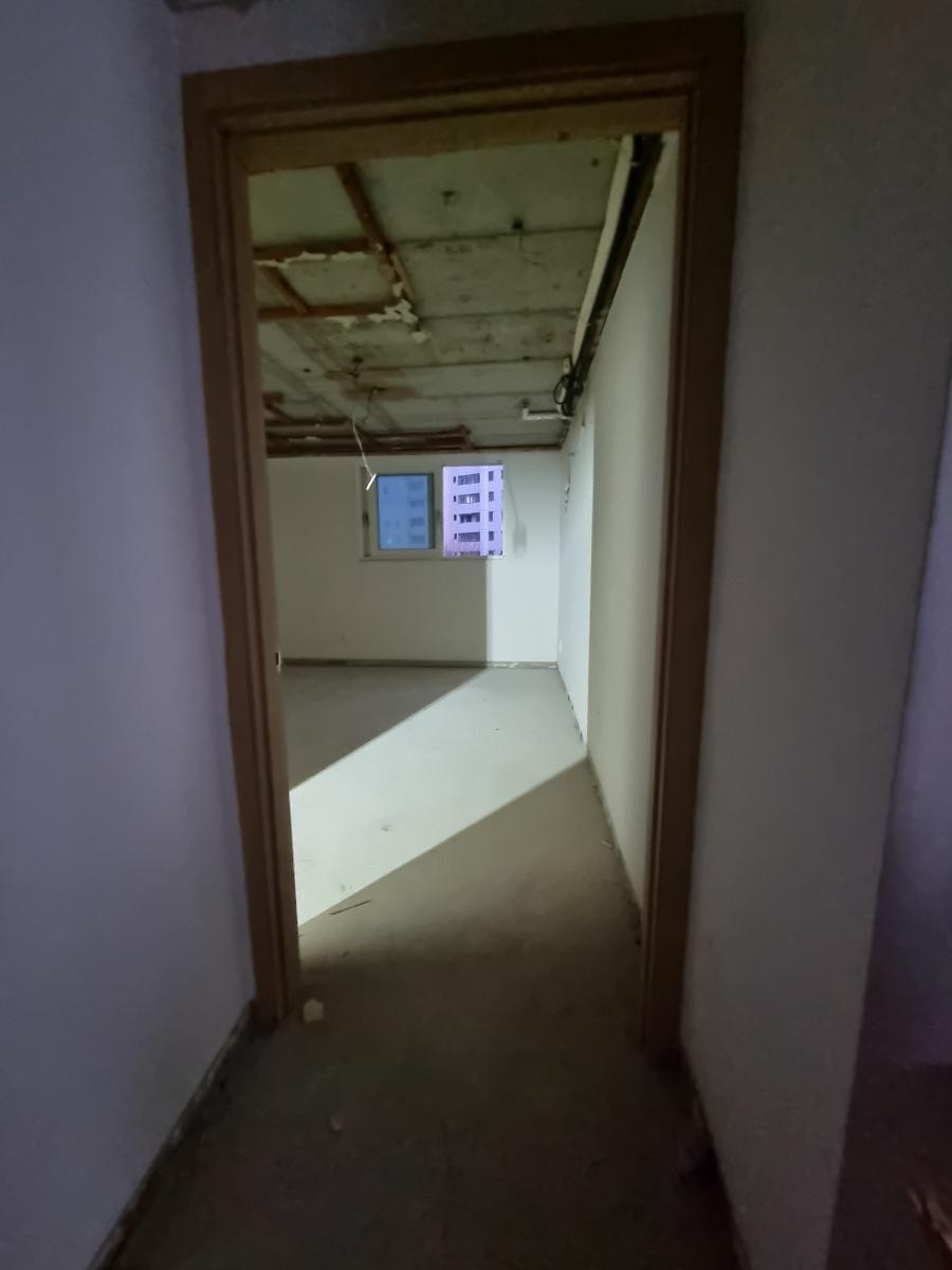 천장 구조물이 보이는 복도 전경