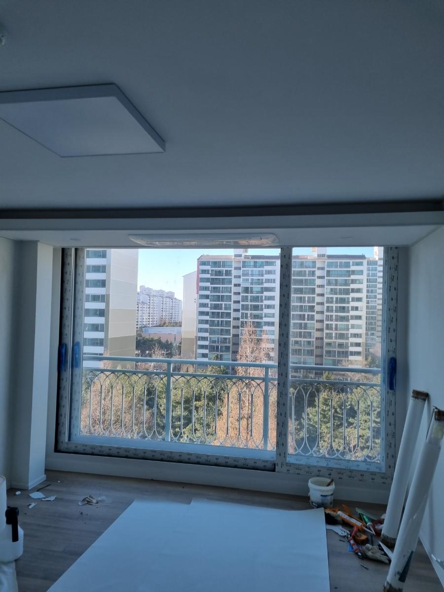 수공구가 놓여 있는 창호 주변의 철거 모습