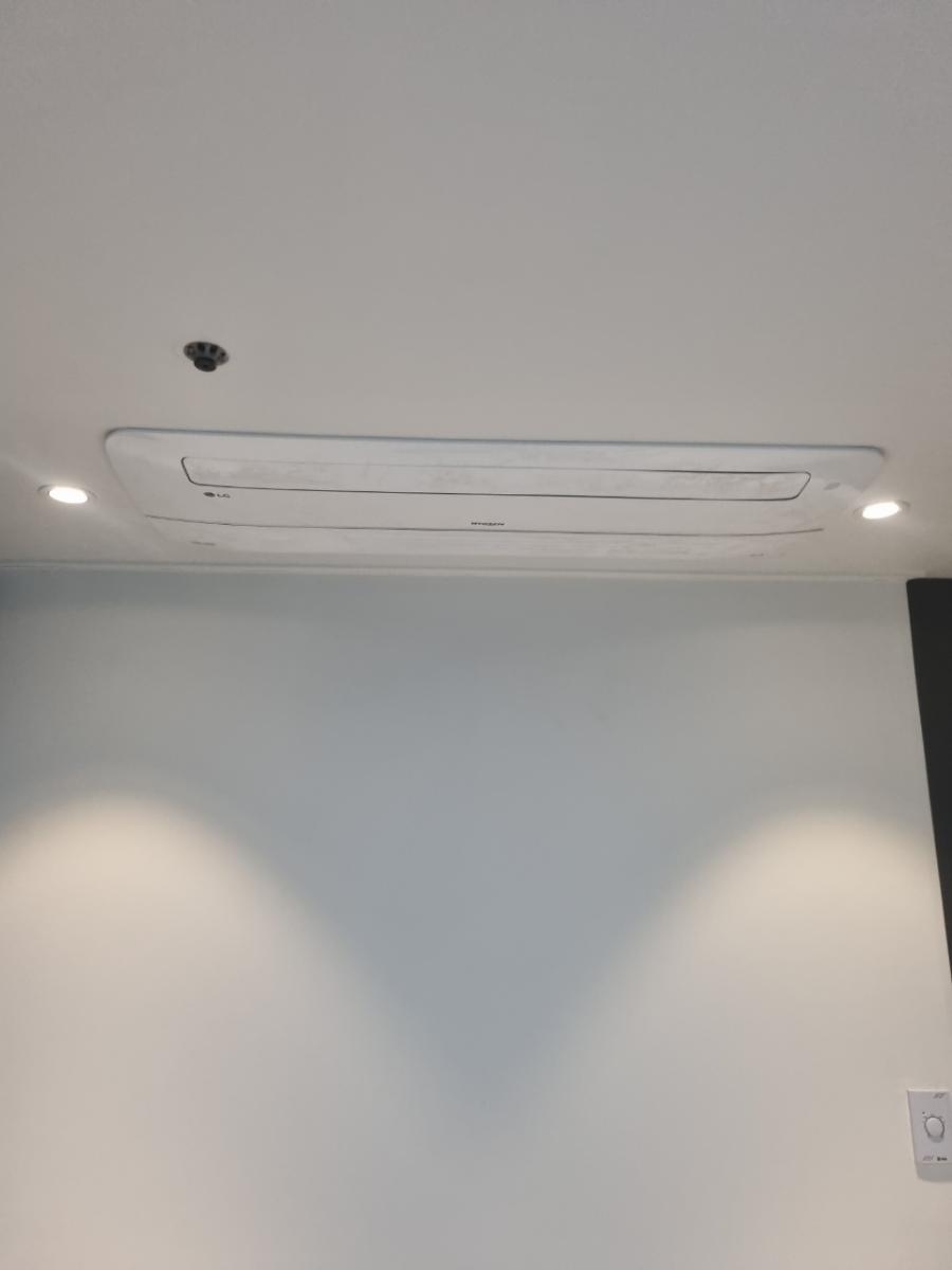 LG 실내기와 LED 조명이 배치된 천장