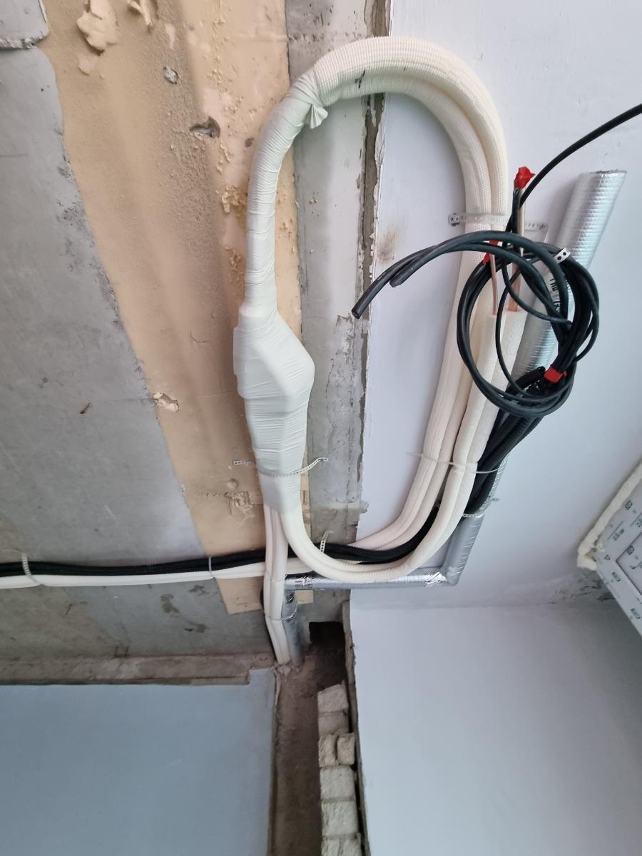 알루미늄 호일로 감싸진 케이블과 PVC 튜브