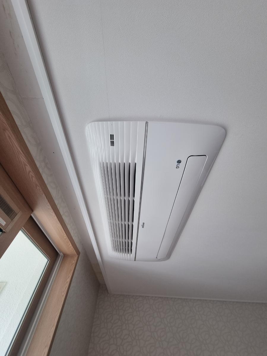 목재 테두리 창호 옆에 설치된 LG 시스템에어컨