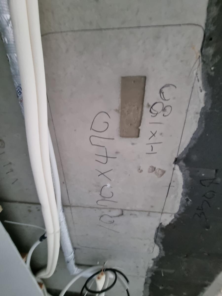 수치 표기와 함께 배치된 배관과 전선