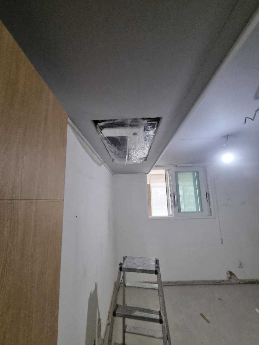 천장 개구부와 플라스틱 필름이 고정된 벽면