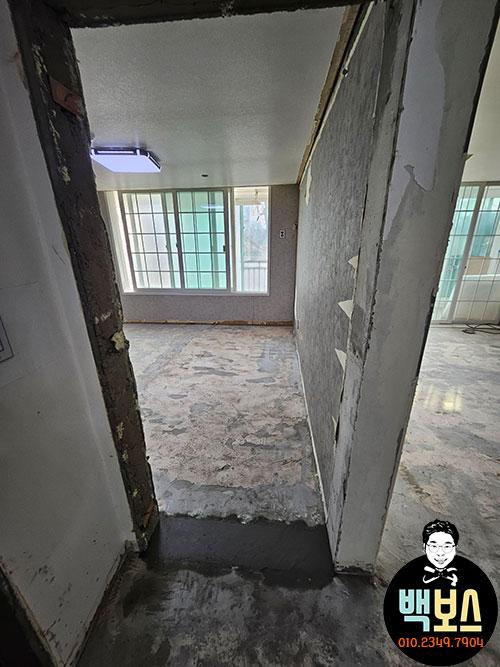 벽과 바닥 마감 전 상태의 창호가 보이는 빈 방