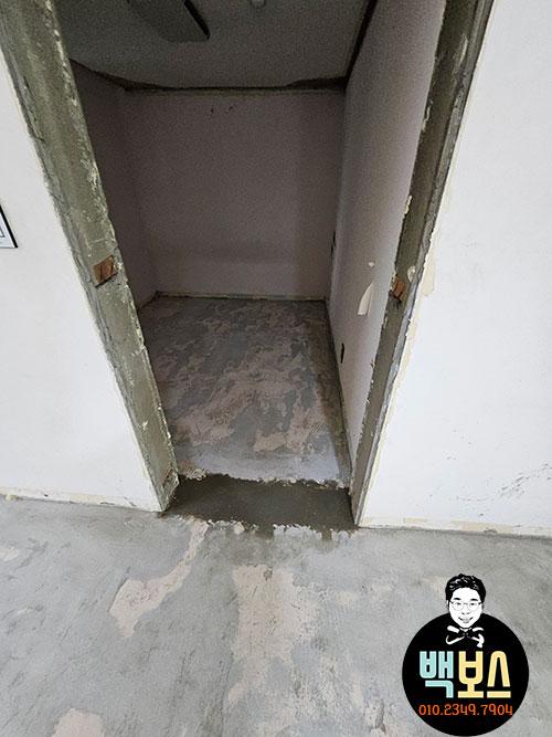 흙바닥과 흰 벽이 대조되는 복도 시공 과정