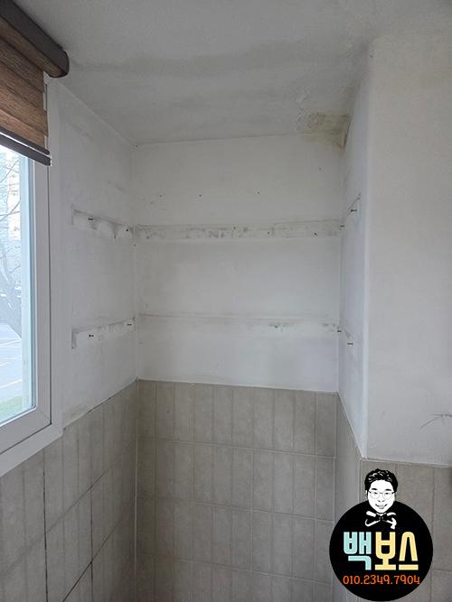 흰 벽과 회색 타일로 구성된 욕실 기초 공사 상태
