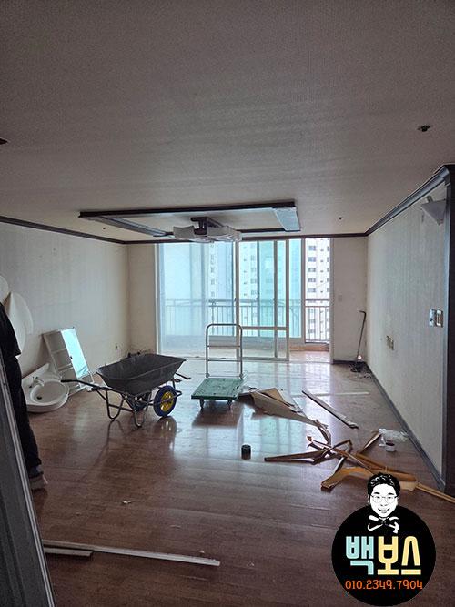 손수레와 운반대가 놓여 있는 방 내부 철거 현장
