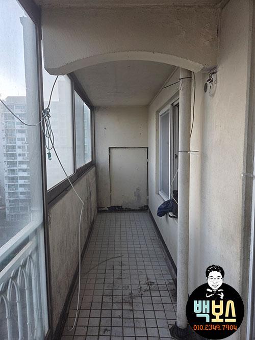 흰색 타일 바닥과 창호가 있는 발코니