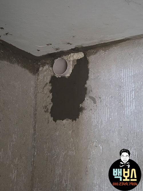 배관이 노출되고 미장이 필요한 벽면 상태