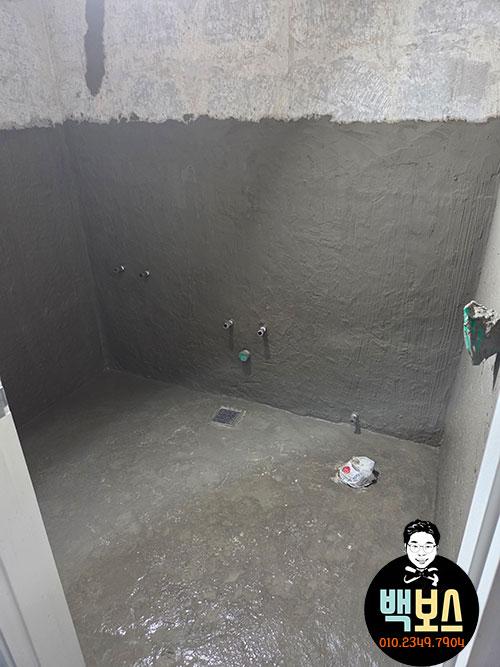 수전과 배수구가 설치된 기초 상태의 욕실
