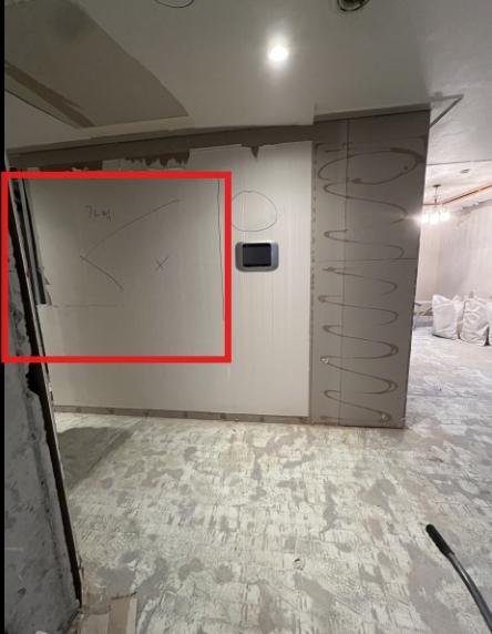 세밀한 수평 확인과 구조 점검이 이루어지는 벽면