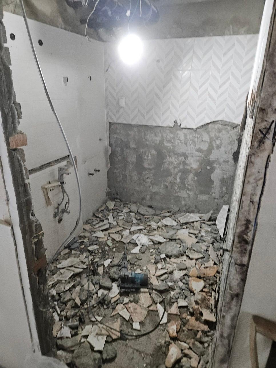 배관 결속부 고정과 구배를 맞춘 미장 작업