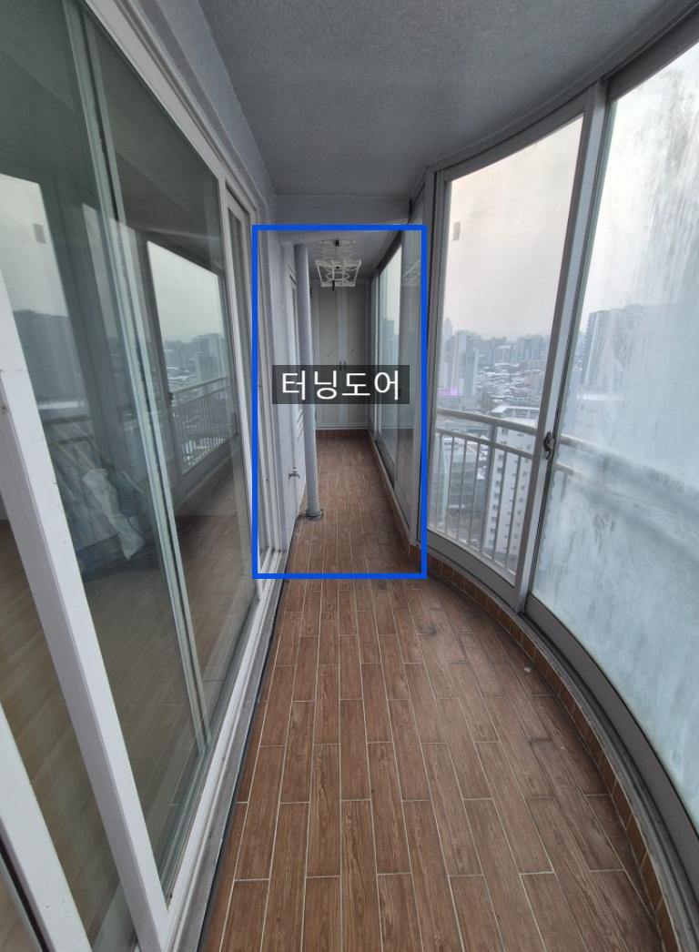 일자형 창호에 맞춰 단열 작업을 마친 거실