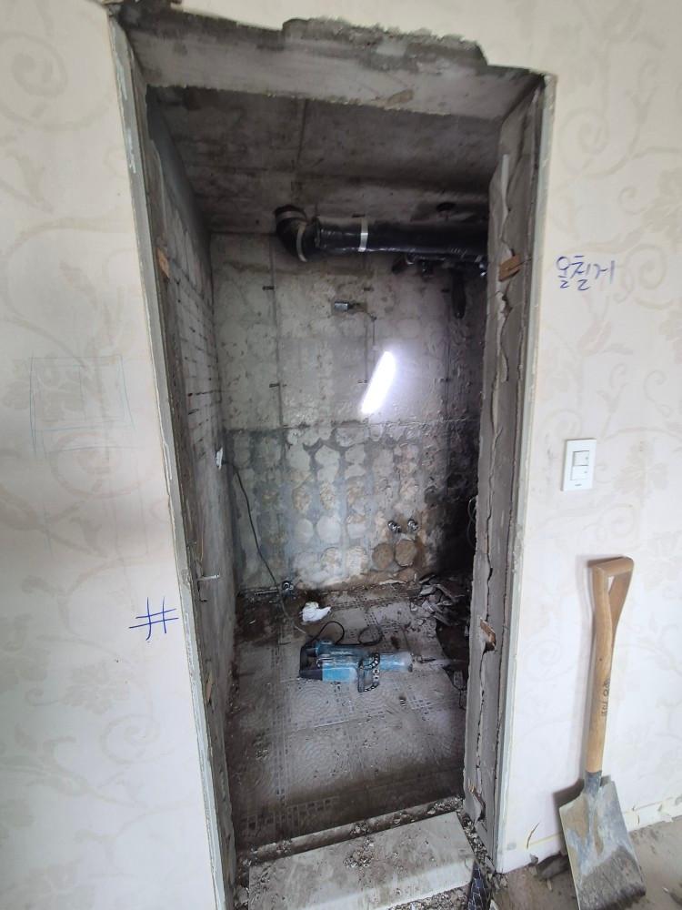 내부 배관까지 꼼꼼하게 확인하며 진행된 철거 과정