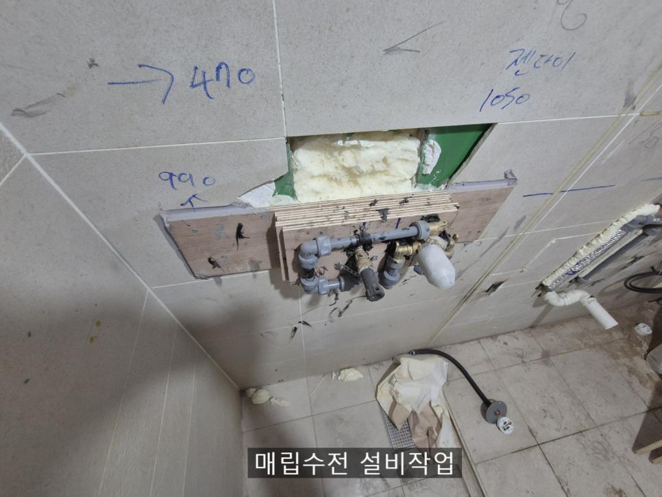 레이저 레벨기로 수치를 측정하며 정밀하게 작업 중인 모습