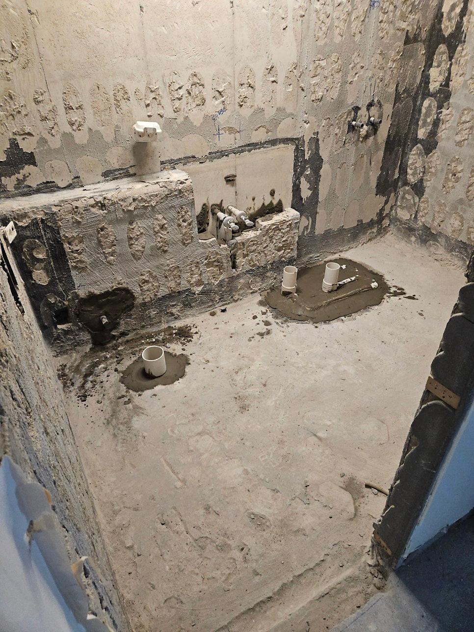 배관 구조를 새로 잡고 있는 욕실 내부