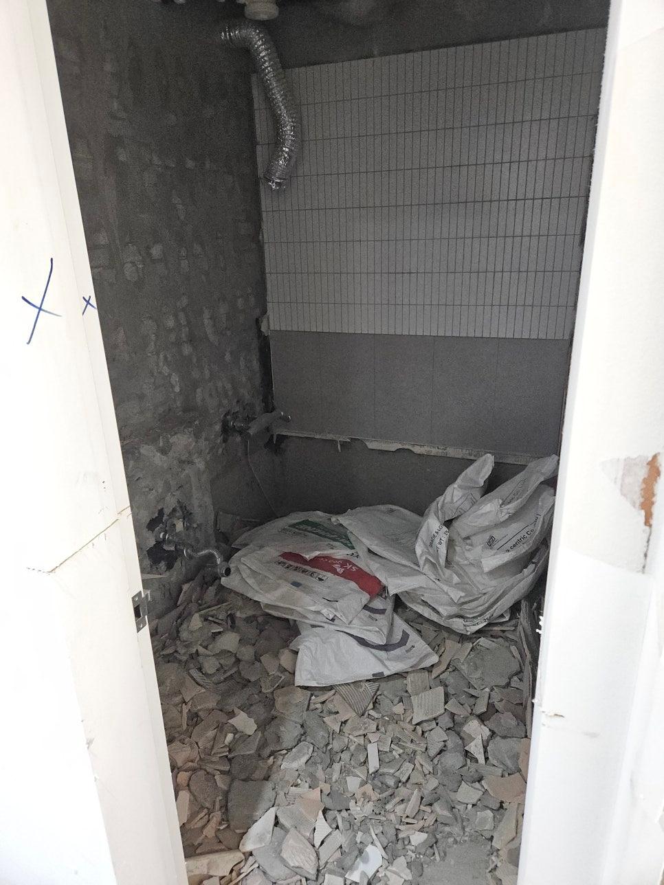 구조 변경을 위해 전체 철거를 마친 욕실