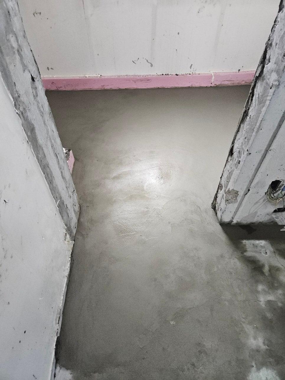수평 미장 작업이 진행되는 복도 끝