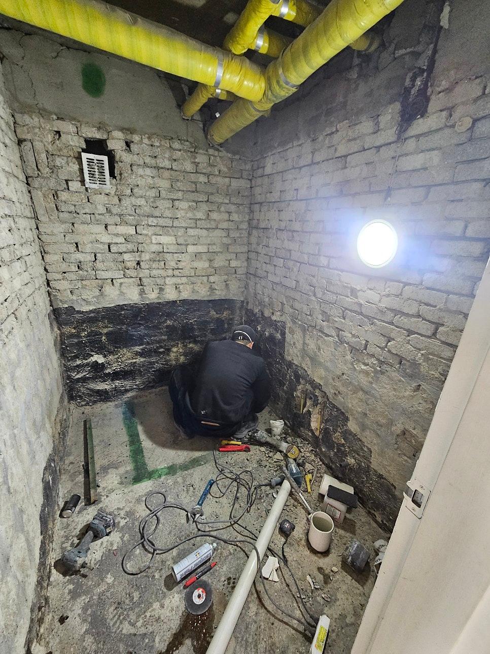 새로운 설비 라인을 잡기 위한 구조물 작업