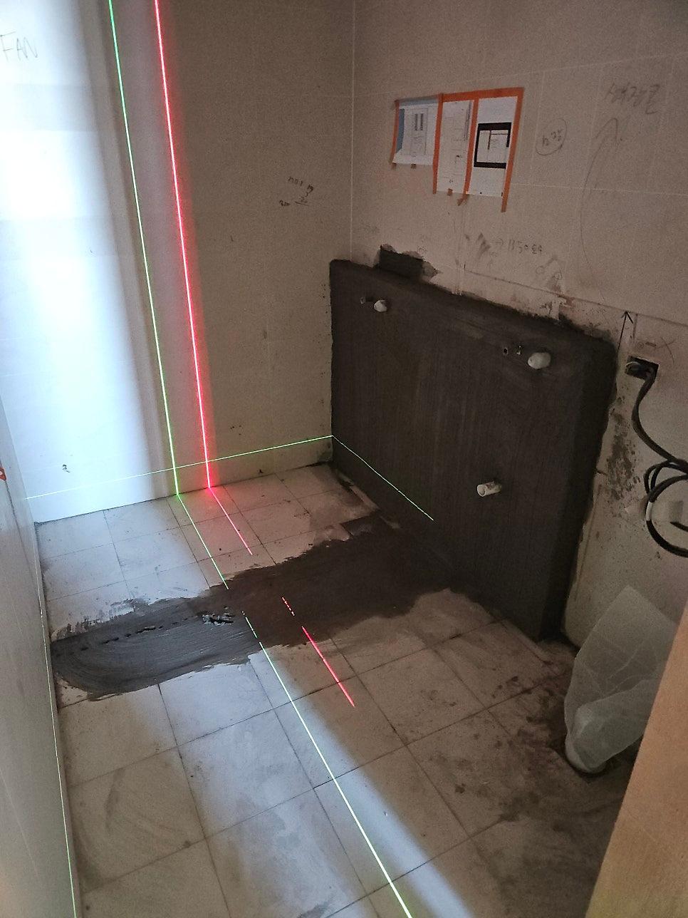 레이저 레벨기로 위치를 잡는 매립수전 설비 과정