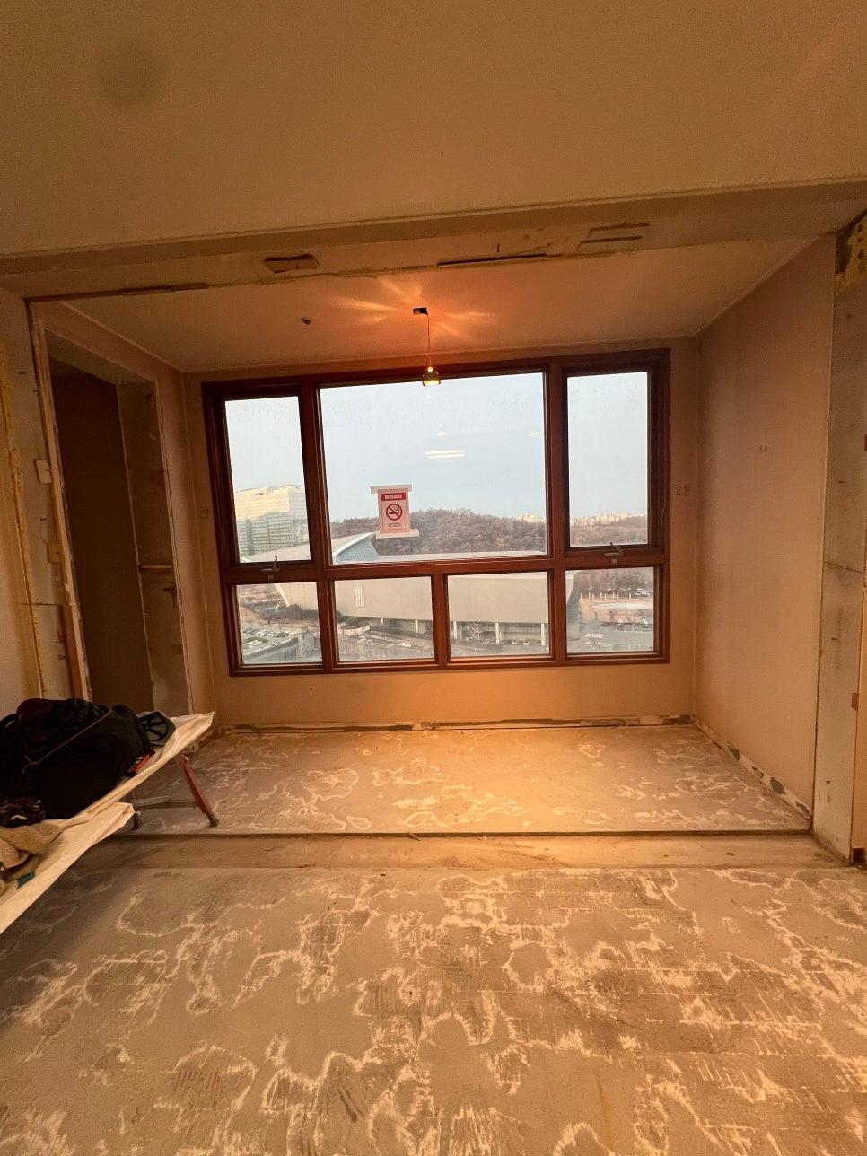 방의 분합창과 벽체를 철거한 후 정리된 모습