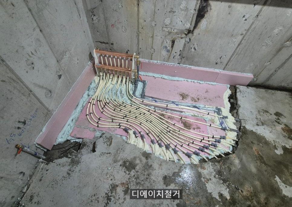 배선 박스와 연결된 전선들을 세밀하게 작업하는 모습