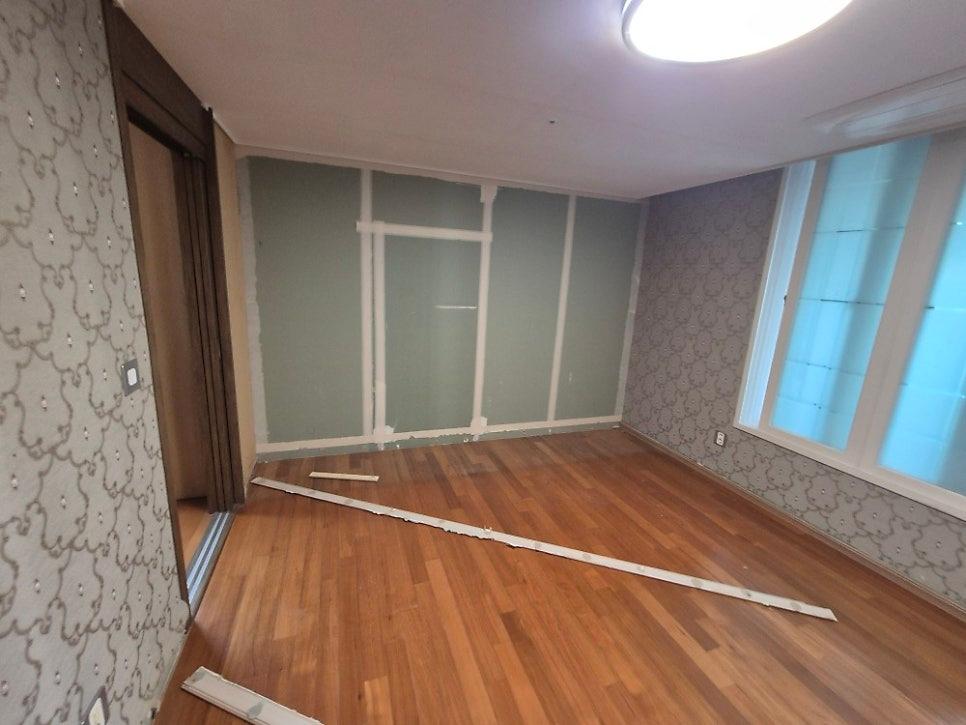 마루 철거 후 바닥면을 정리 중인 거실 공간