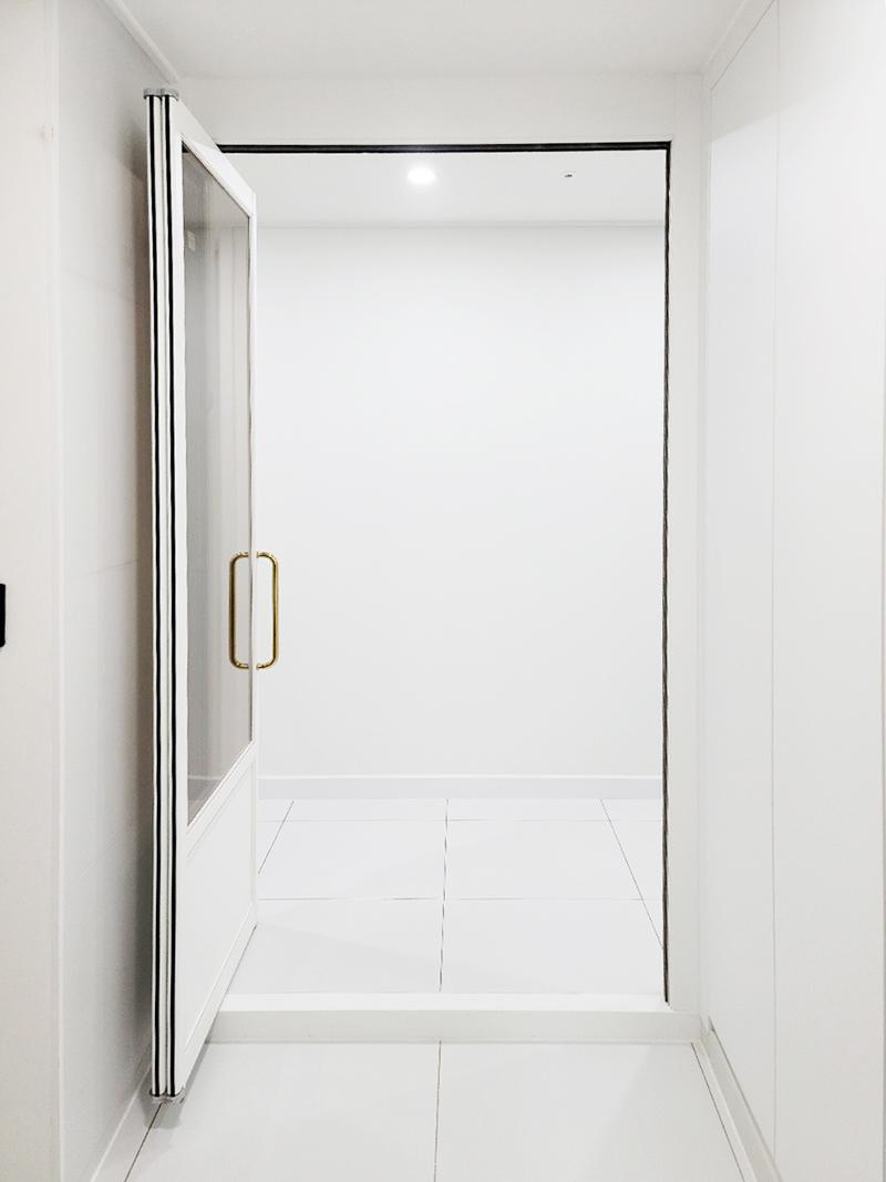 가벽과 조화를 이루는 화이트 중문의 전체적인 무드