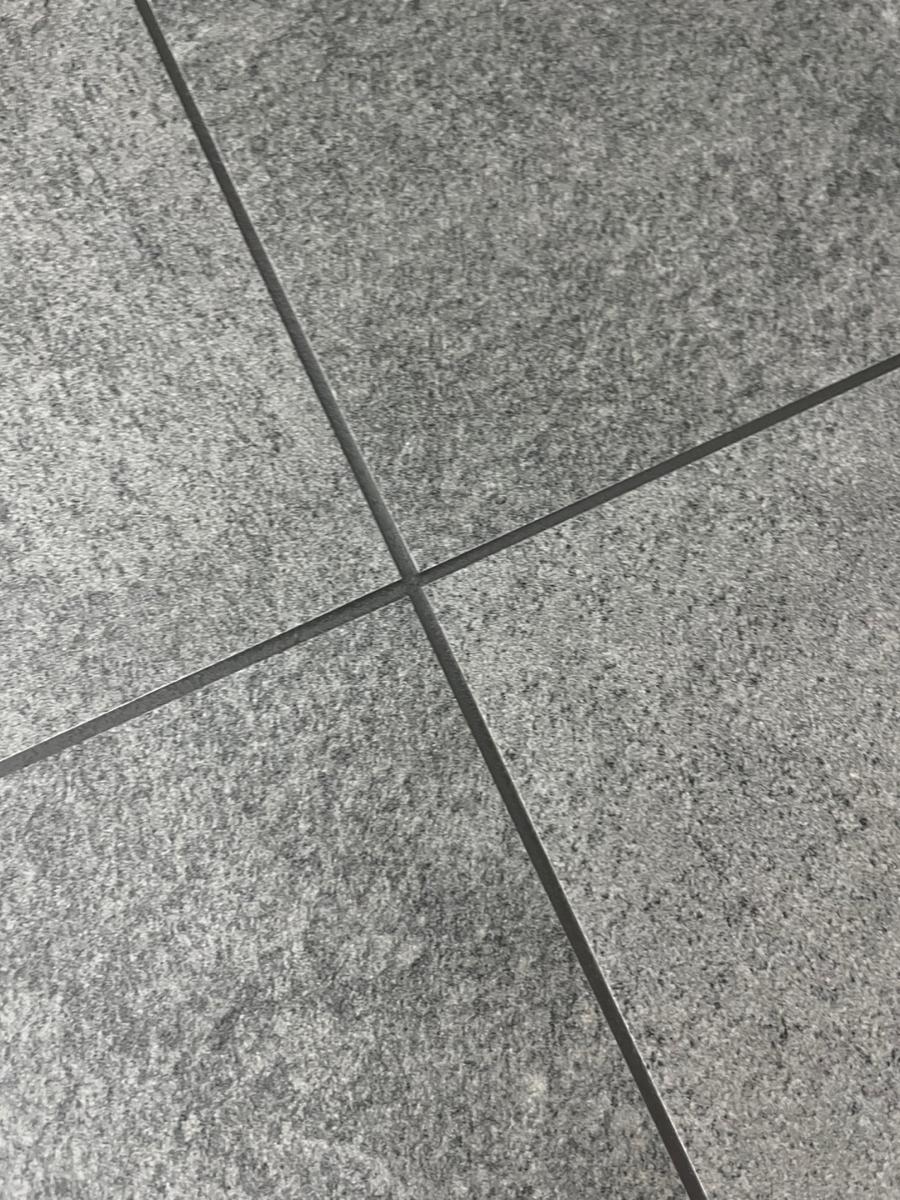 회색 타일 바닥의 줄눈 틈새 마감