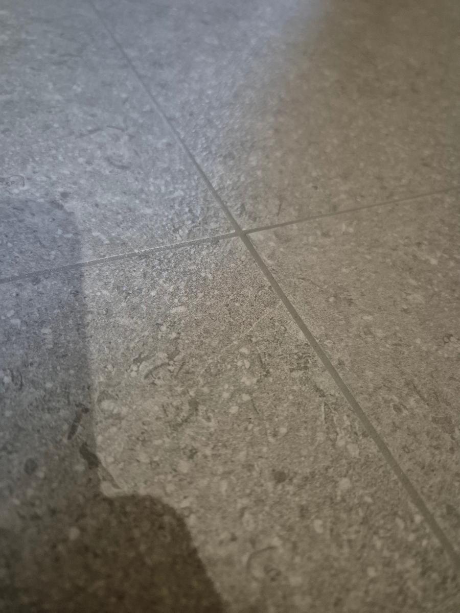 흰색 점무늬가 깔끔하게 채워진 타일 바닥