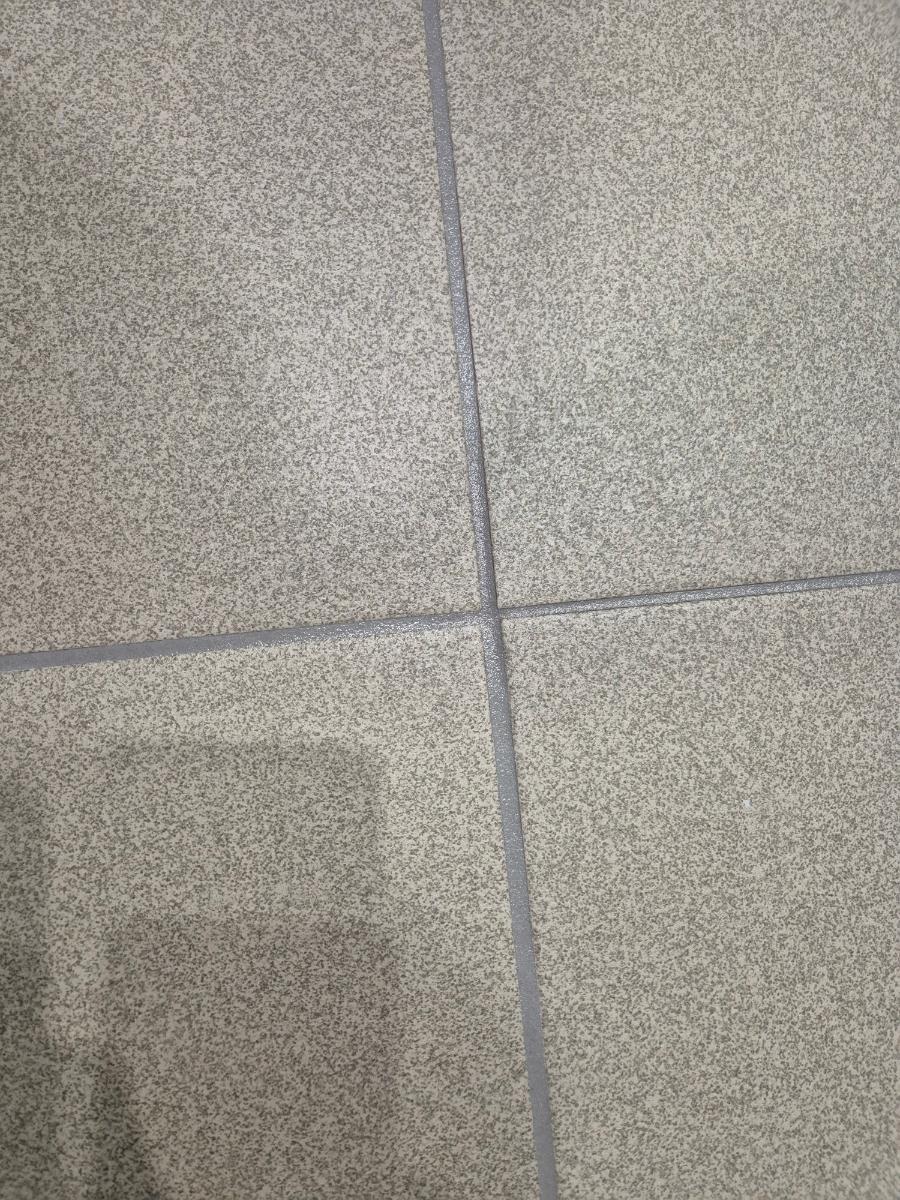 섬유 질감의 회색 타일 사이로 확보된 흰색 틈새