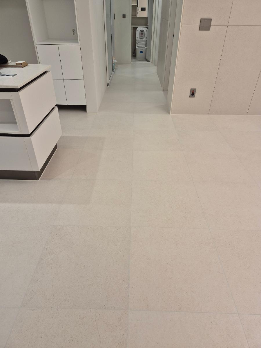 화이트 수납장과 타일 바닥이 만나는 실내