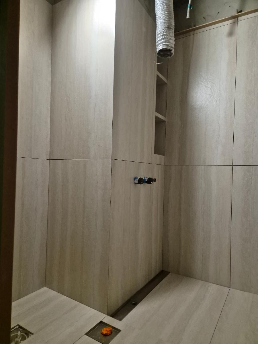 수전과 배관이 설치된 작업 현장
