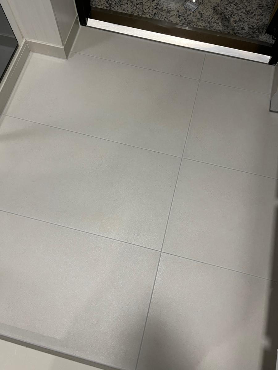 매끄럽게 마감된 흰색 타일 바닥 공간