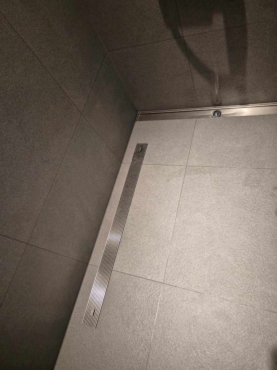 금속 수평 라인 장식이 더해진 회색 타일 벽면