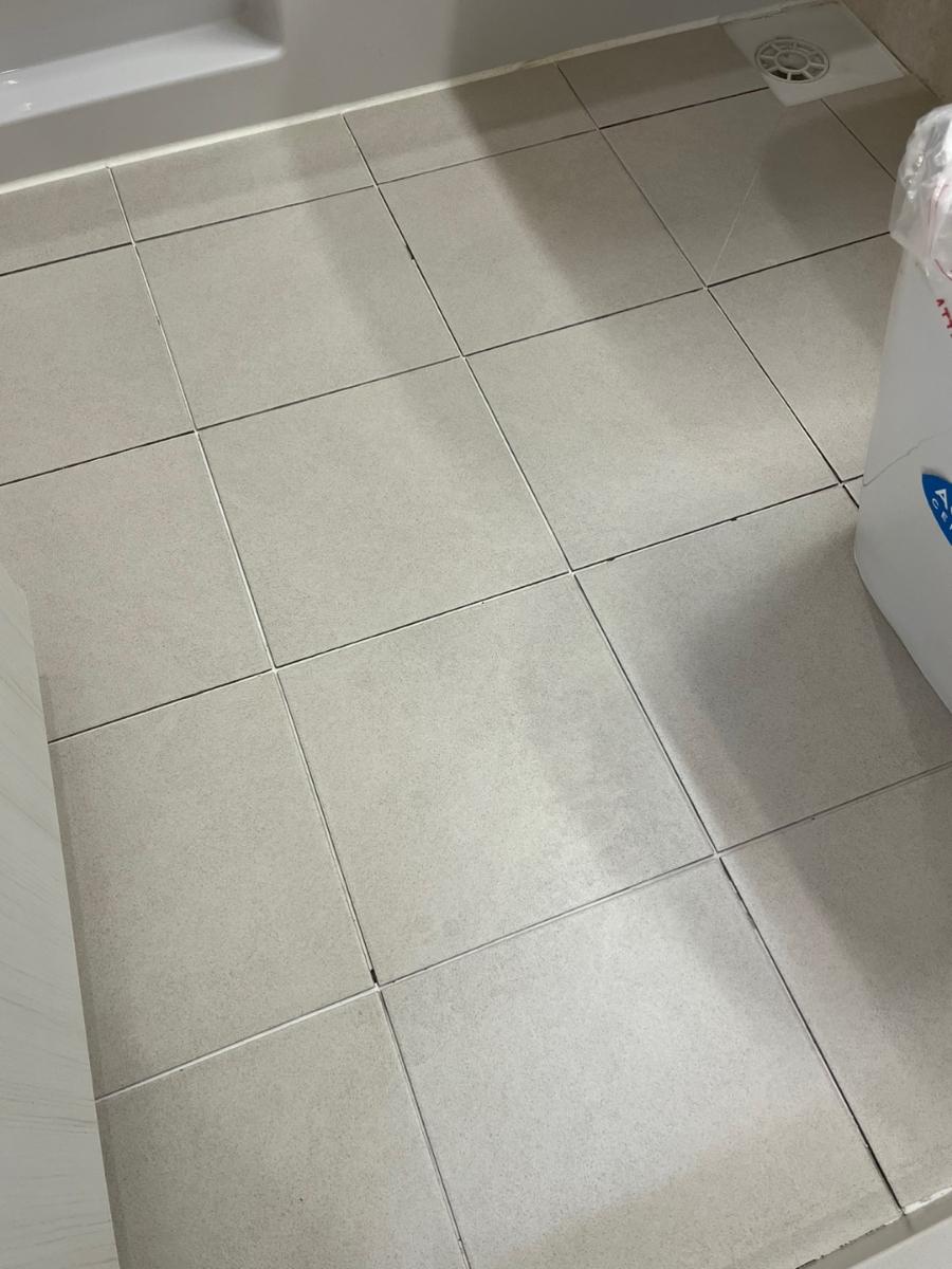 타일 틈새를 충진하는 시공 과정