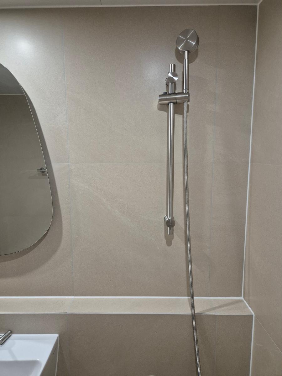 샤워기 하단부의 세밀한 케라폭시 시공 완료