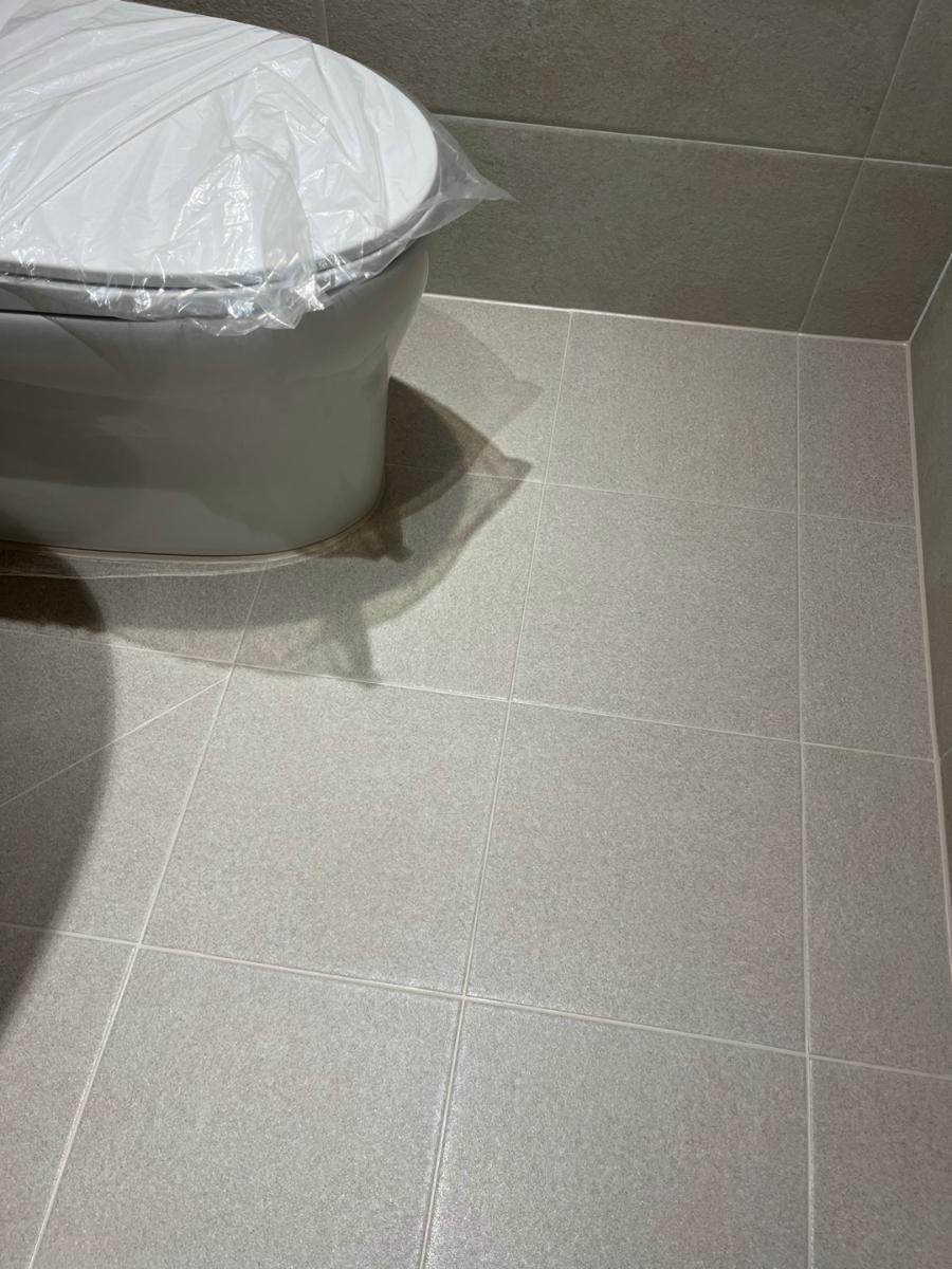 타일 색상과 조화를 이룬 바닥 마감