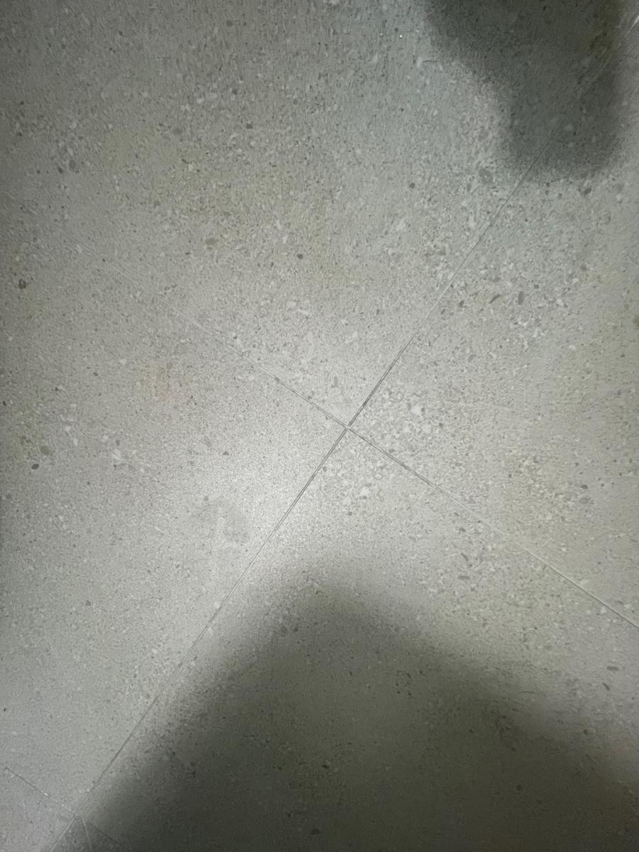 흰색 점무늬가 있는 회색 타일 바닥