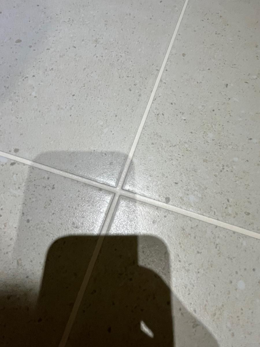 흰색 타일 바닥의 틈과 그림자