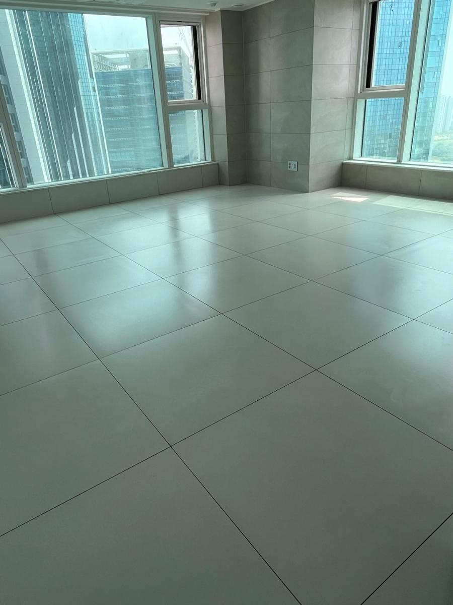 흰색 타일 바닥과 큰 창문이 있는 거실