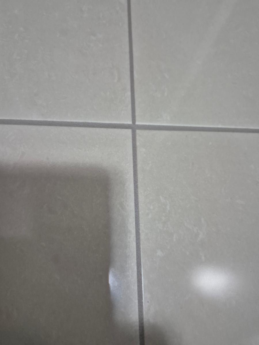 회색 타일 바닥의 틈새 시공 모습