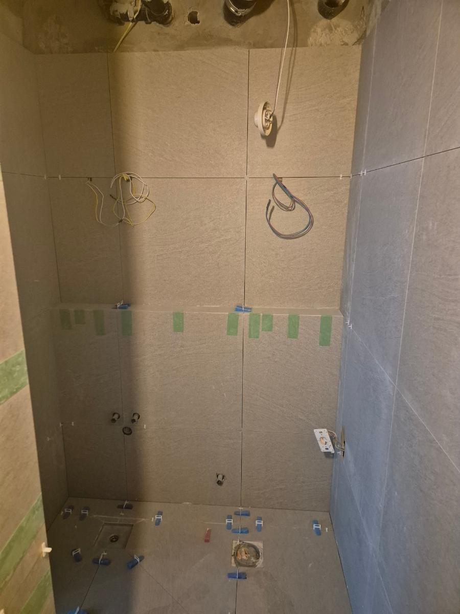벽 타일 라인을 따라 진행되는 밑 작업