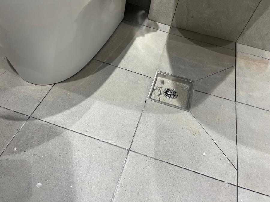 양변기 주변의 세밀한 마감 상태