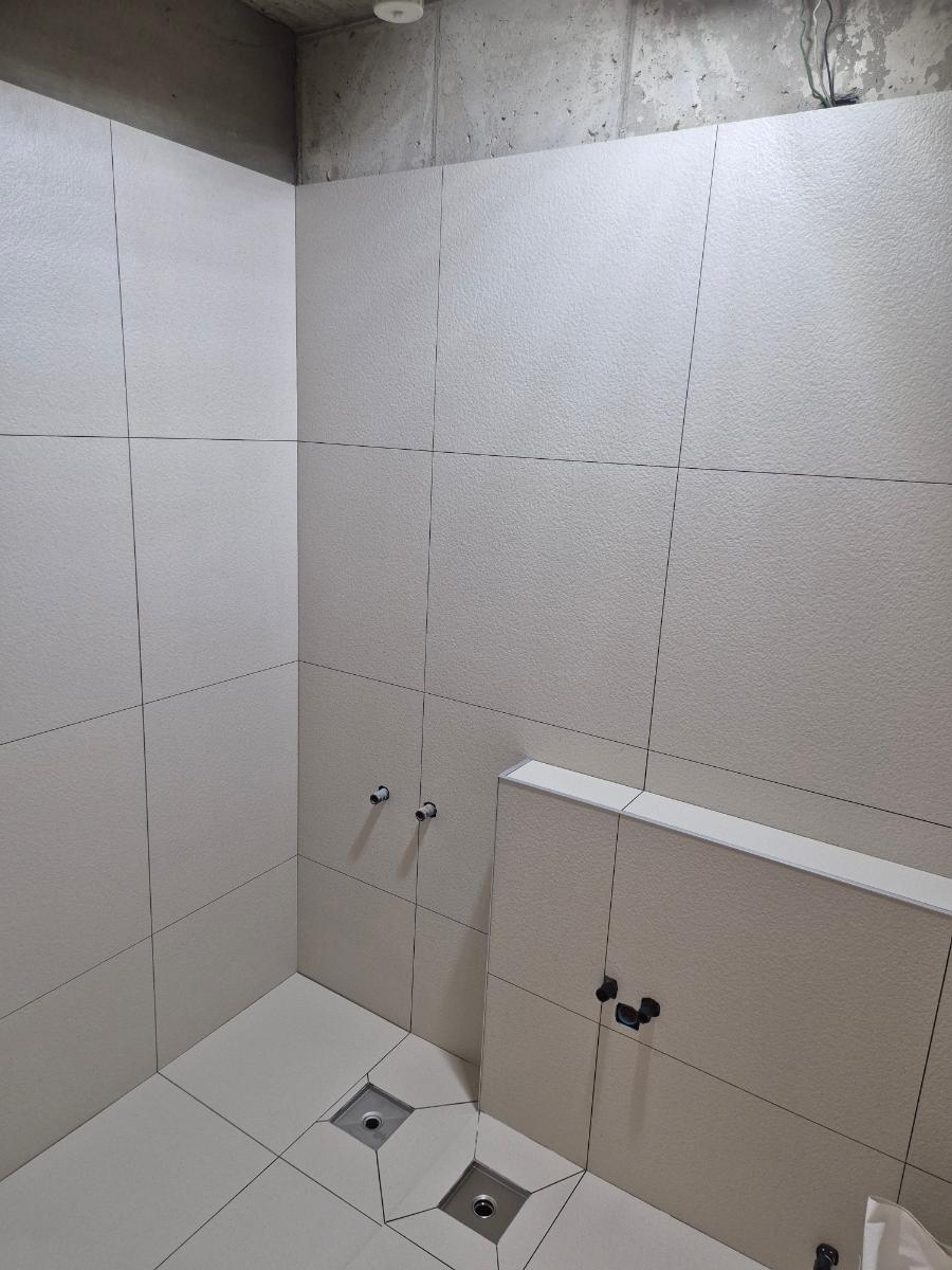 시공 전 기존 메지 상태를 확인하던 중