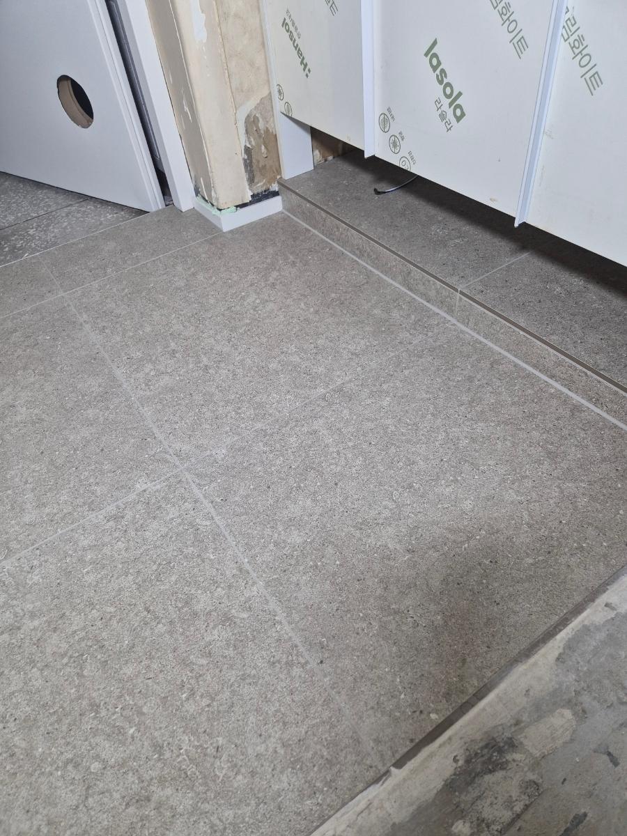 보호 필름이 부착된 현장의 꼼꼼한 밑 작업 모습
