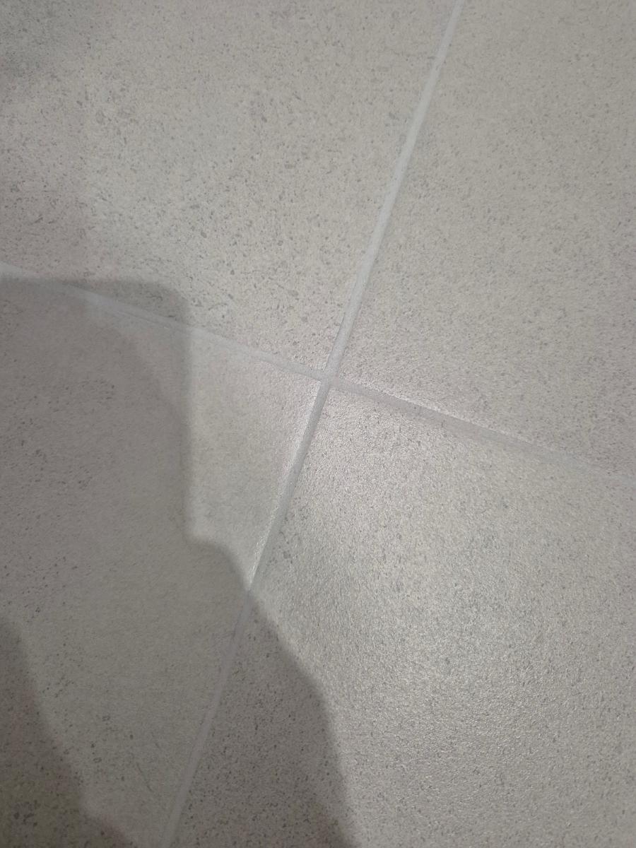현관 바닥 타일 사이의 줄눈 주입 상태